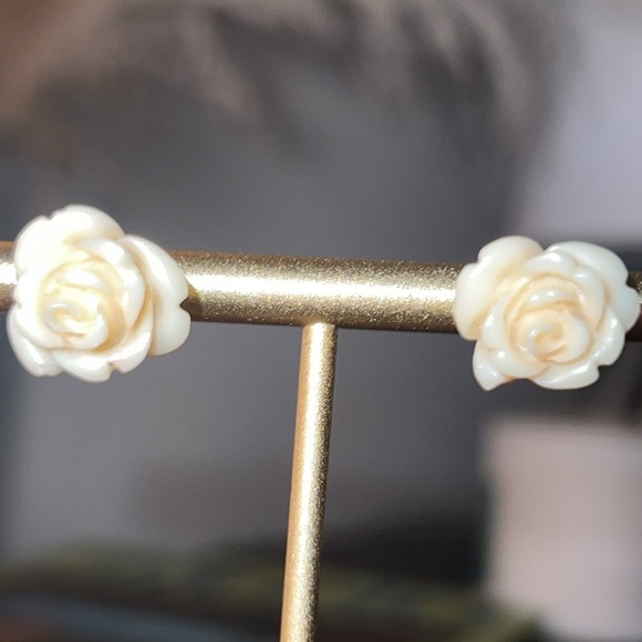 Ivory rose flower stud earrings approx .5” diam womens vintage fashion jewelry - Picture 6 of 8